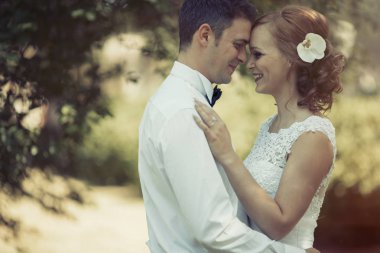 güzel gelin ve damat öpüşme açık havada