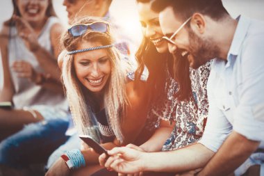 Bir grup arkadaş dışarıda eğleniyor ve mutlular.