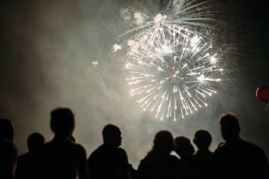 Kalabalık foreworks izliyor