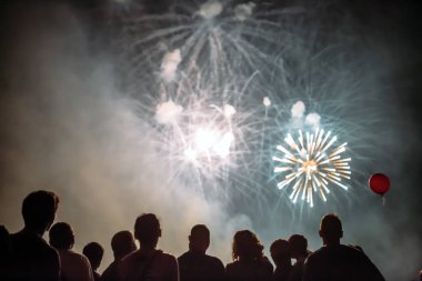 Kalabalık havai fişek izlerken