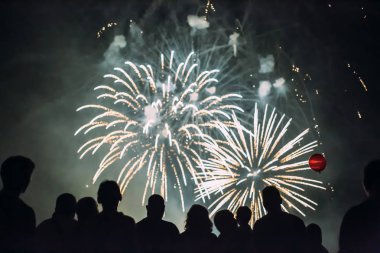 Kalabalık havai fişek izlerken