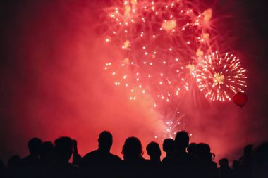 Kalabalık havai fişek izlerken