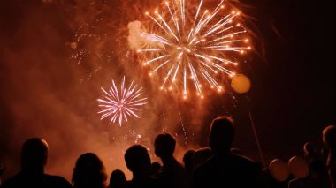 Kalabalık foreworks izliyor