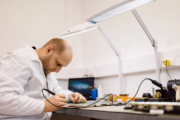 Technicus Moederbord Repareren Door Het Solderen Van Chips — Stockfoto