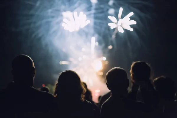 Multidão assistindo fogos de artifício — Fotografia de Stock