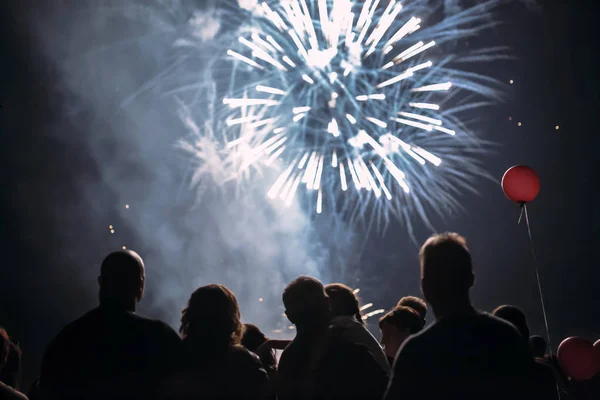 Menigte kijken vuurwerk — Stockfoto