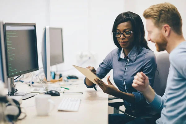 Programmeur Travaillant Dans Bureau Entreprise Développement Logiciel — Photo