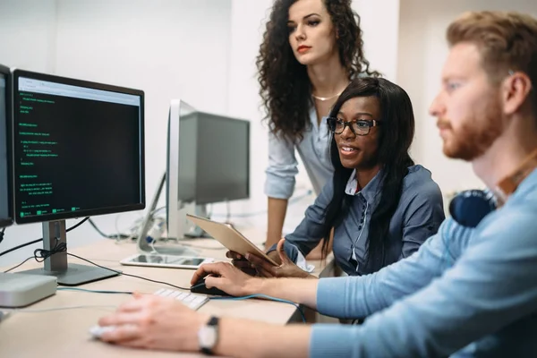 Programadores Que Cooperan Empresa Desarrollando Aplicaciones —  Fotos de Stock