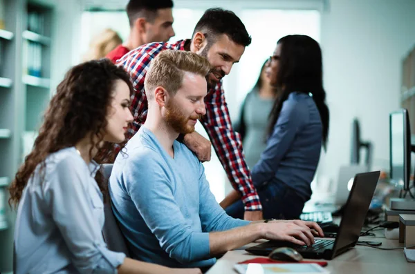 Programadores Cooperando Empresa Desenvolvendo Aplicativos — Fotografia de Stock