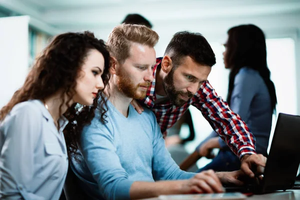 Programmer Yang Bekerja Perangkat Lunak Yang Mengembangkan Kantor Perusahaan — Stok Foto