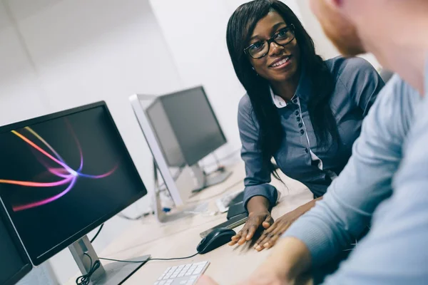 Programador Trabalhando Escritório Empresa Desenvolvimento Software — Fotografia de Stock