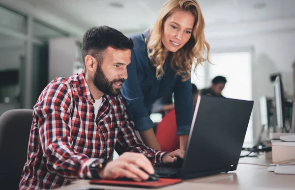 Programadores Que Cooperan Empresa Desarrollando Aplicaciones —  Fotos de Stock