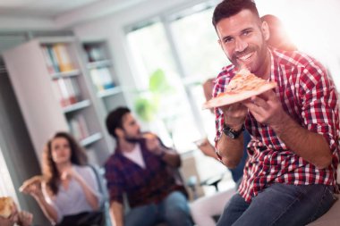 İş arkadaşlarınızla pizza çalışmaları sırasında yemek ofiste zorla
