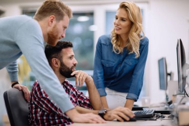 Bir yazılım geliştirme şirketinde çalışan programcı