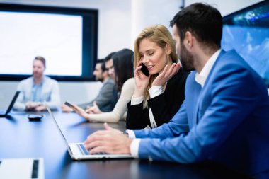 Modern toplantı odasında etmek ve iş kişi konferans