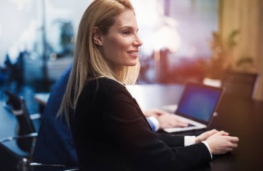 Ofiste masada oturan başarılı iş adamları