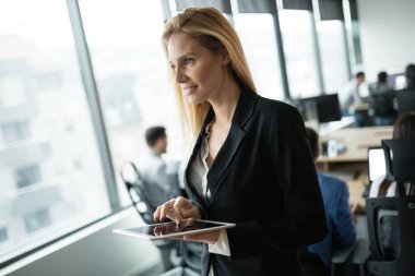 İşkadını tablet bilgi teknolojisi işyerinde kullanma