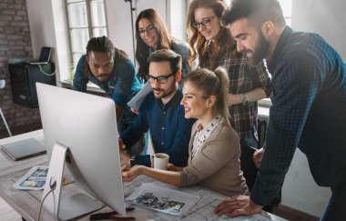 Modern ofisinde çalışan kurumsal teamworking arkadaşları