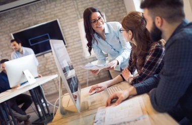 Modern ofisinde çalışan kurumsal teamworking arkadaşları