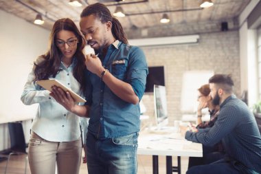 İşyerinde konuşmayı ve fikir paylaşımı arkadaşları coworking