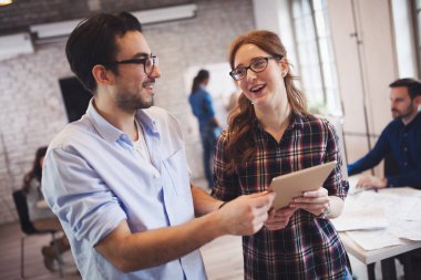 Ofiste çalışan ve yeni fikirler paylaşımı şirket iş arkadaşları