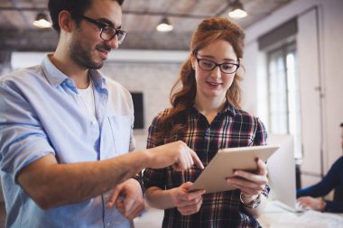 Ofiste çalışan ve yeni fikirler paylaşımı şirket iş arkadaşları