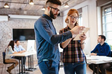 Ofiste çalışan ve yeni fikirler paylaşımı şirket iş arkadaşları