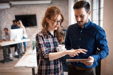 Modern ofisinde çalışan kurumsal teamworking arkadaşları