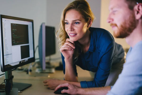 Programadores Que Cooperan Empresa Desarrollando Aplicaciones —  Fotos de Stock