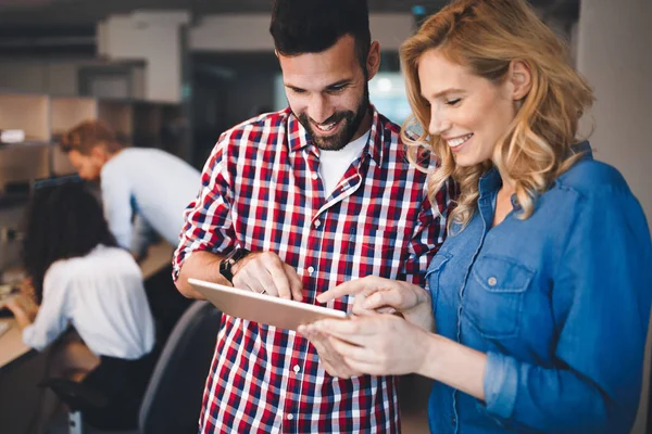 Compañeros Trabajo Corporativos Lluvia Ideas Empresa Desarrollo Software — Foto de Stock