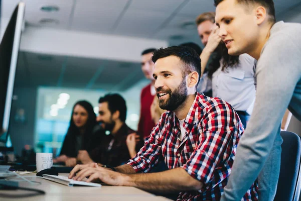 Programadores Que Cooperan Empresa Desarrollando Aplicaciones —  Fotos de Stock