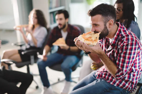 Compañeros Comiendo Pizza Durante Las Vacaciones Trabajo Oficina — Foto de Stock