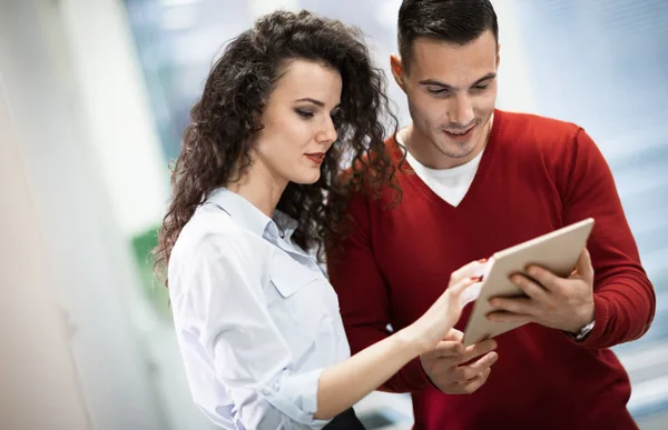 Compañeros Negocios Felices Oficina Moderna Usando Tableta — Foto de Stock