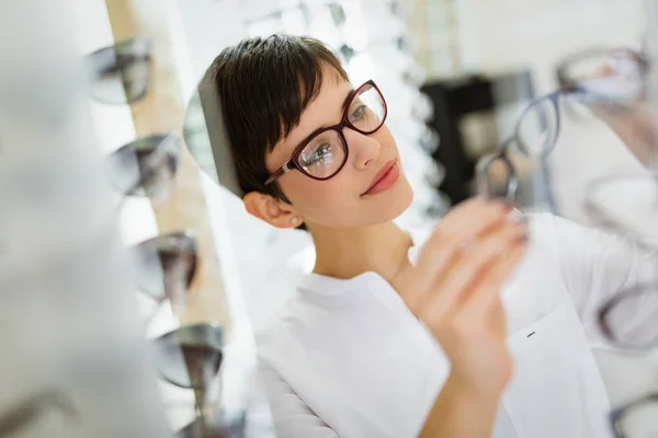 Mulher Muito Jovem Está Escolhendo Novos Óculos Loja Óptica Para — Fotografia de Stock
