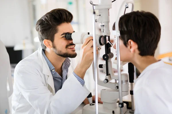 Patientin Augenklinik Zum Dioptriennachweis — Stockfoto