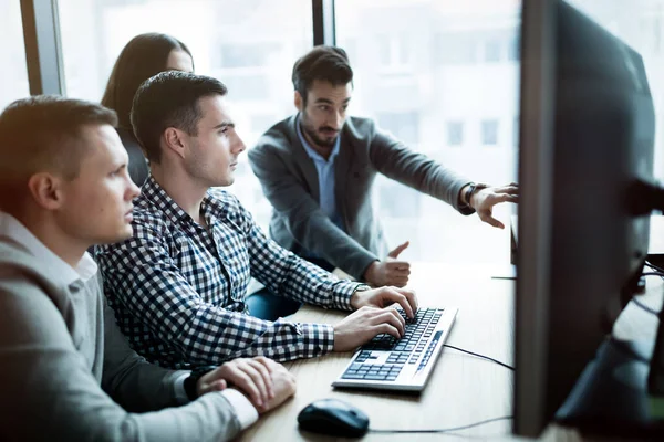 Mitarbeiter Arbeiten Gemeinsam Büro Einem Projekt — Stockfoto