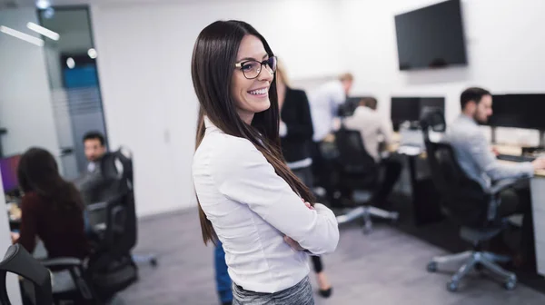 事務所に歩いて 笑みを浮かべて美しい幸せの実業家 — ストック写真