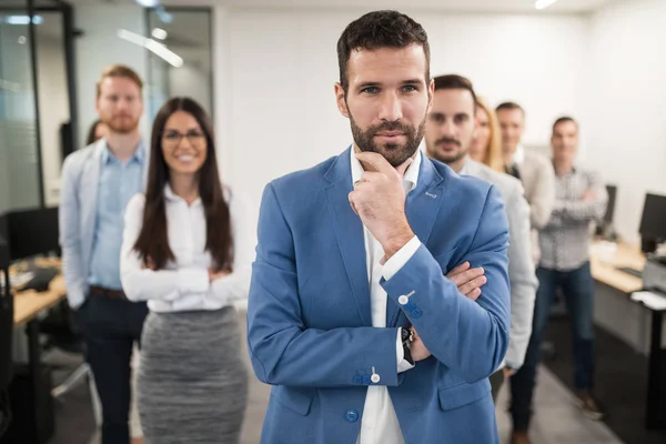 Gruppe Zufriedener Geschäftsleute Und Mitarbeiter — Stockfoto