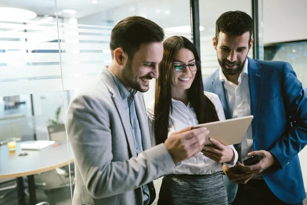 Mutlu iş adamları ofisinde tablet vasıl arıyorsunuz