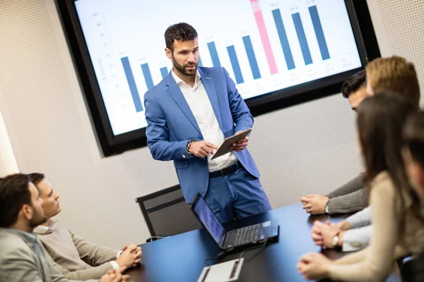 İş adamları ofiste toplantı ve istatistik yapıyor, veri çözümleme