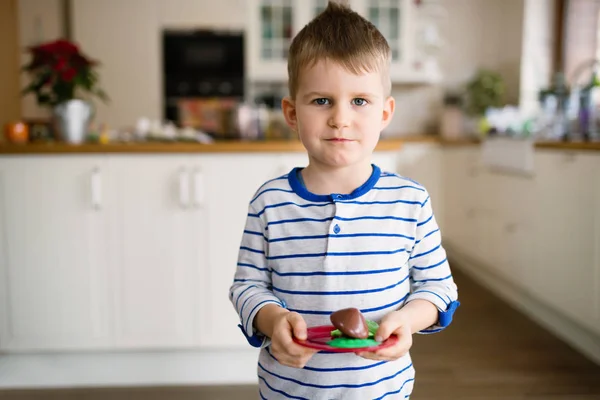 Счастливый Мальчик Играет Повара Кухне — стоковое фото