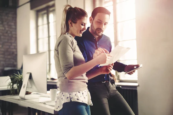 Mitarbeiter Die Büro Arbeiten Und Neue Ideen Austauschen — Stockfoto