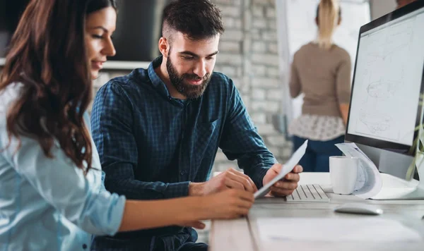 Medewerkers Van Het Bedrijf Werken Software Ontwikkeling Ontwerper Kantoor — Stockfoto