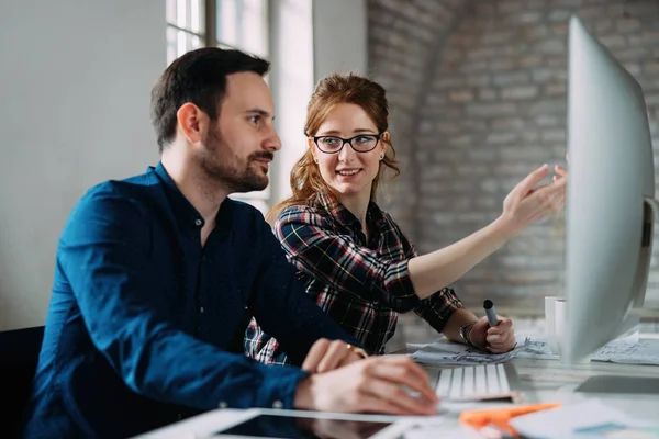 Yazılım mühendisleri şirkette proje ve programlama üzerinde çalışıyorlar.