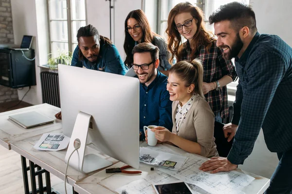 Yazılım mühendisleri şirkette proje ve programlama üzerinde çalışıyorlar.