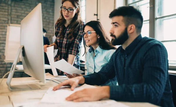 Felices Compañeros Trabajo Creativos Trabajando Oficina Diseño —  Fotos de Stock