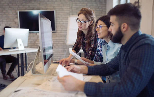 Mitarbeiter Softwareentwicklung Und Konstruktionsbüro — Stockfoto