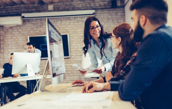 Joyeux Collaborateurs Créatifs Travaillant Dans Bureau Concepteur — Photo