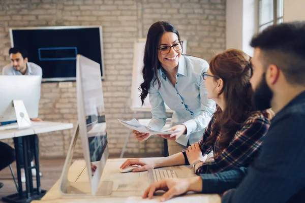 Modern ofisinde çalışan kurumsal teamworking arkadaşları