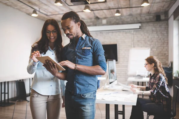 Ofiste çalışan ve yeni fikirler paylaşımı şirket iş arkadaşları